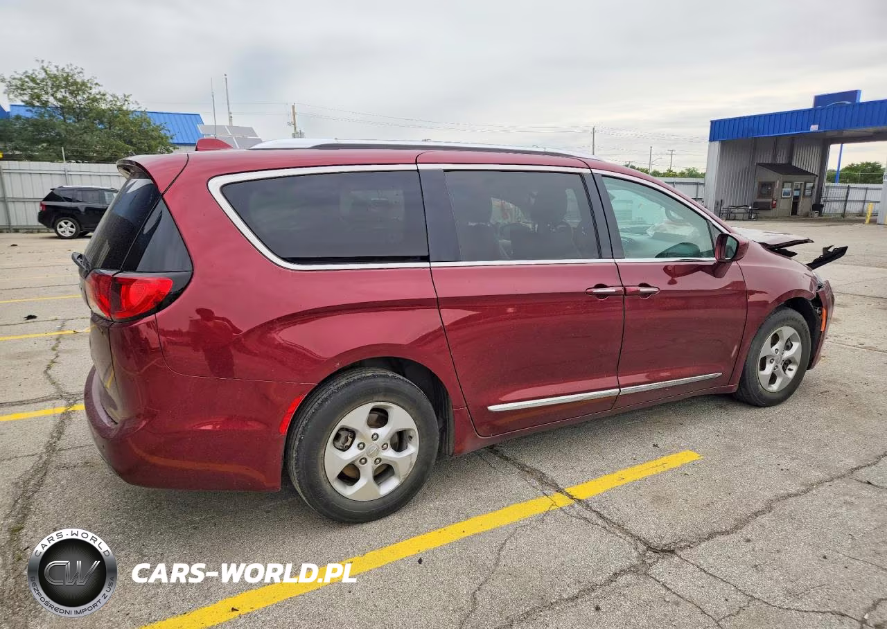 2017 Chrysler Pacifica Touring L Plus VIN:2C4RC1EG1HR628354 - 3