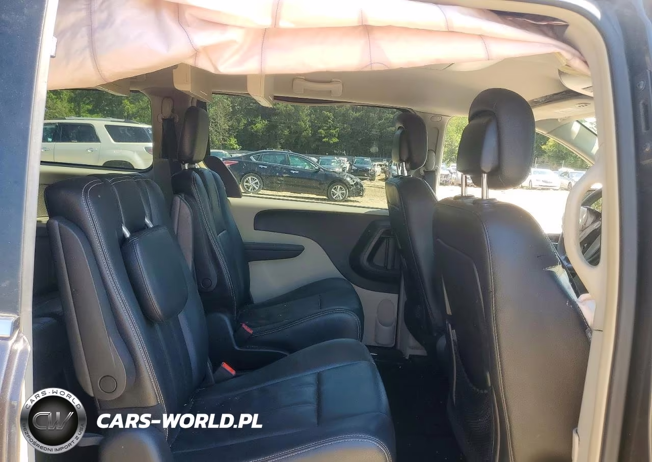 2016 Chrysler Town & Country Touring VIN:2C4RC1BG7GR173612 - 11