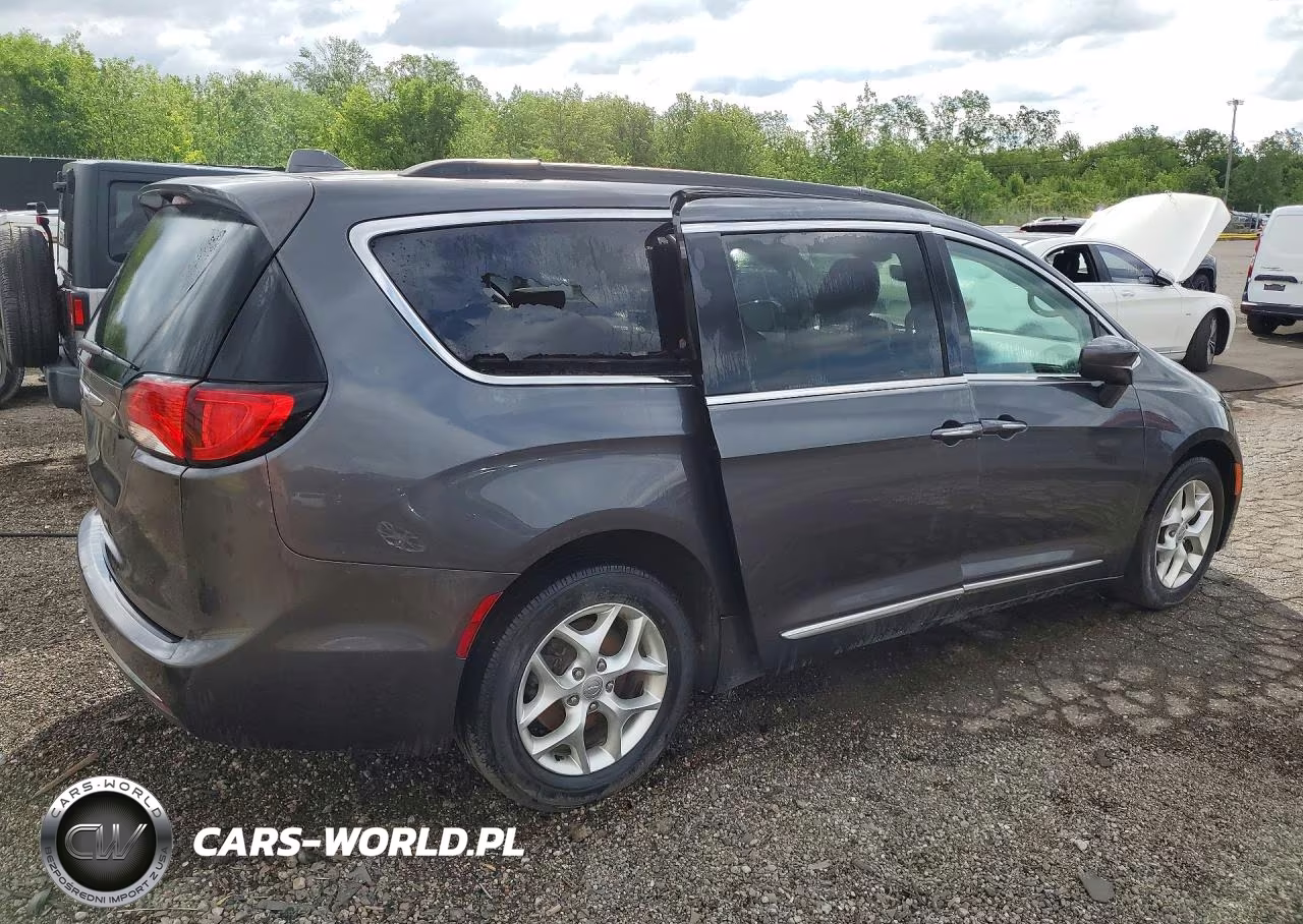 2017 Chrysler Pacifica Touring L VIN:2C4RC1BG8HR816261 - 3