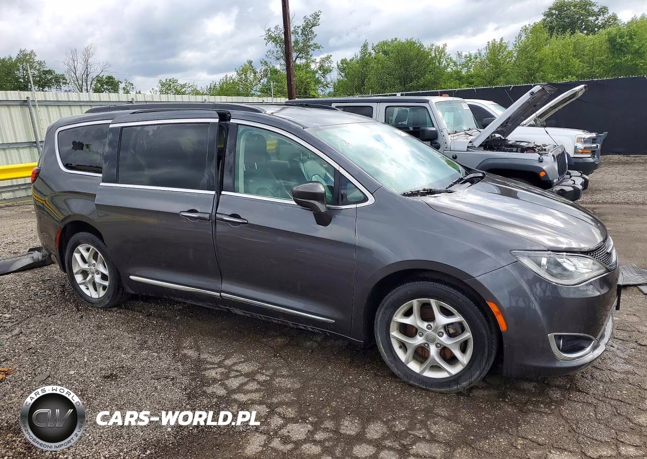 2017 Chrysler Pacifica Touring L VIN:2C4RC1BG8HR816261 - 4