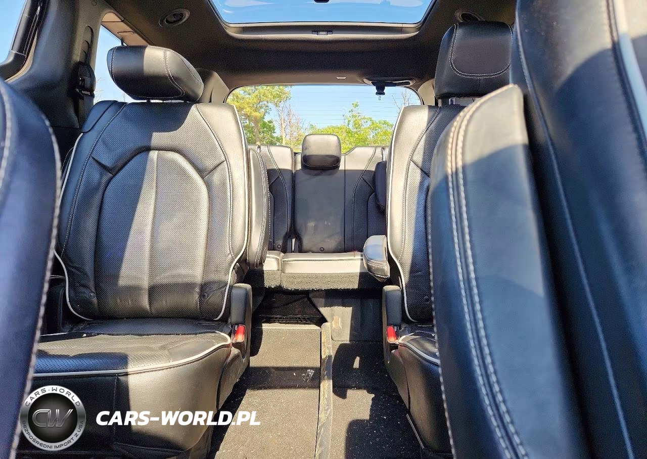 2019 Chrysler Pacifica Limited VIN:2C4RC1GGXKR605403 - 10