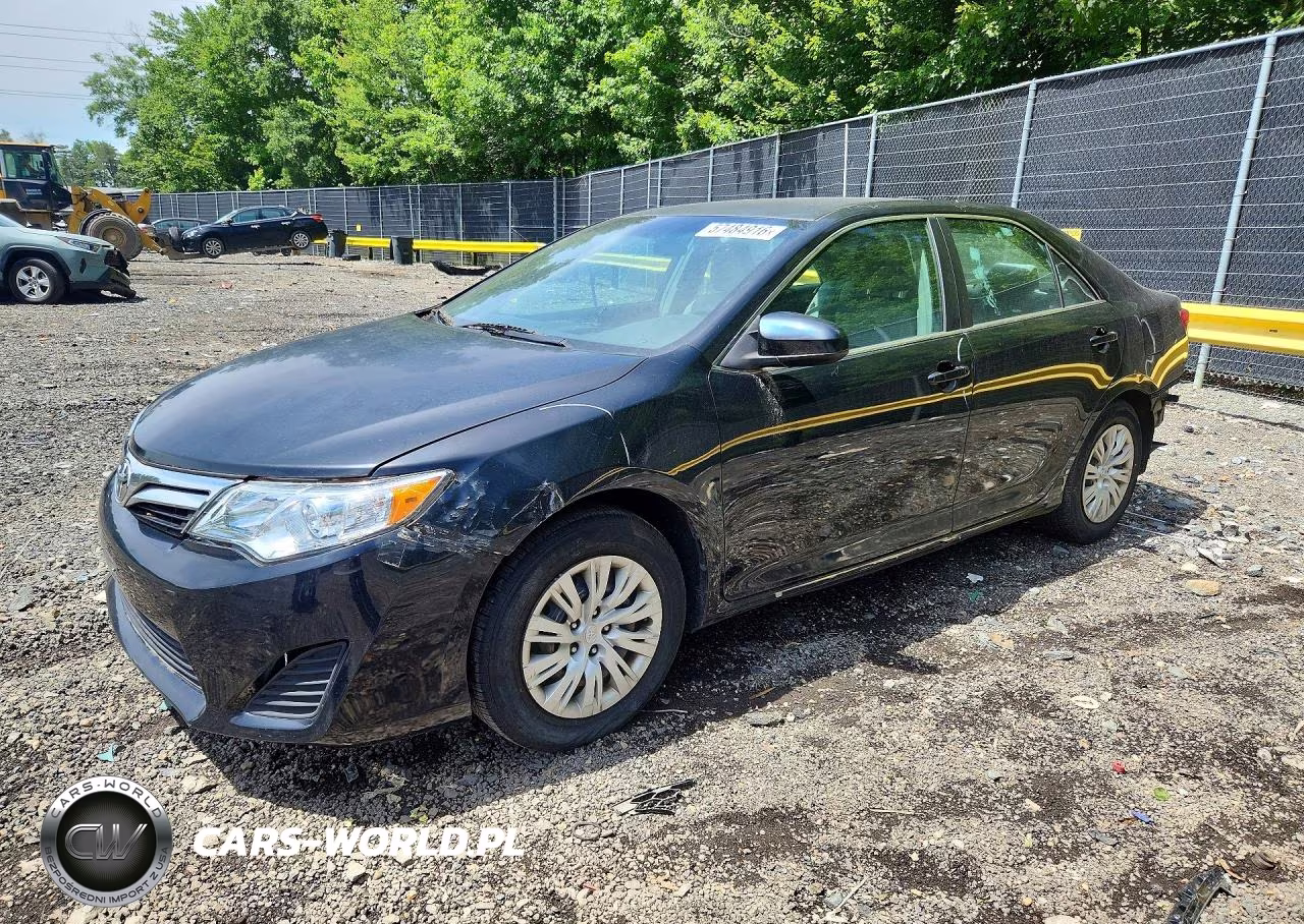 2013 Toyota Camry Le – zdjęcie 1 z 12