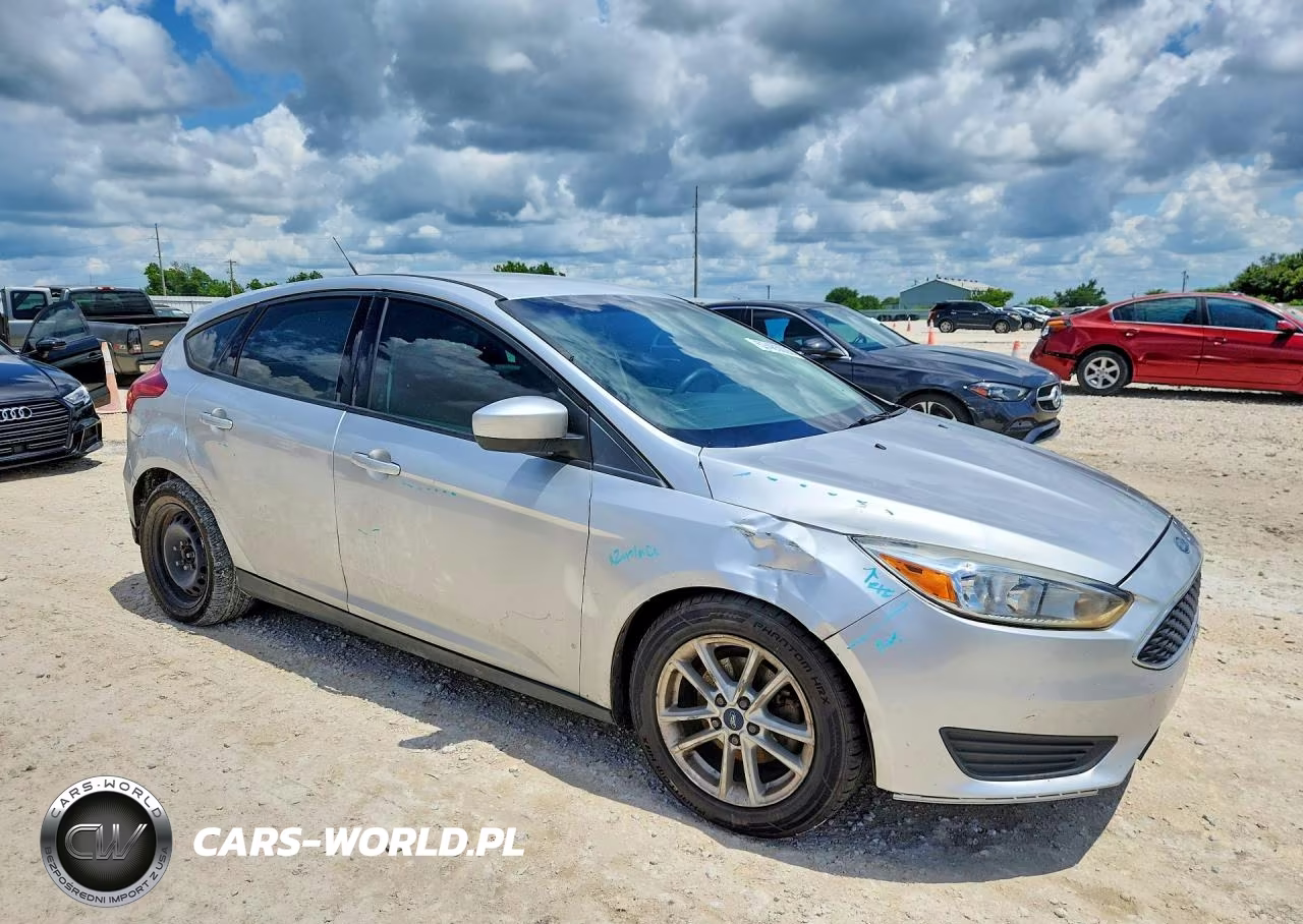 2018 Ford Focus Se VIN:1FADP3K24JL326788 - 4