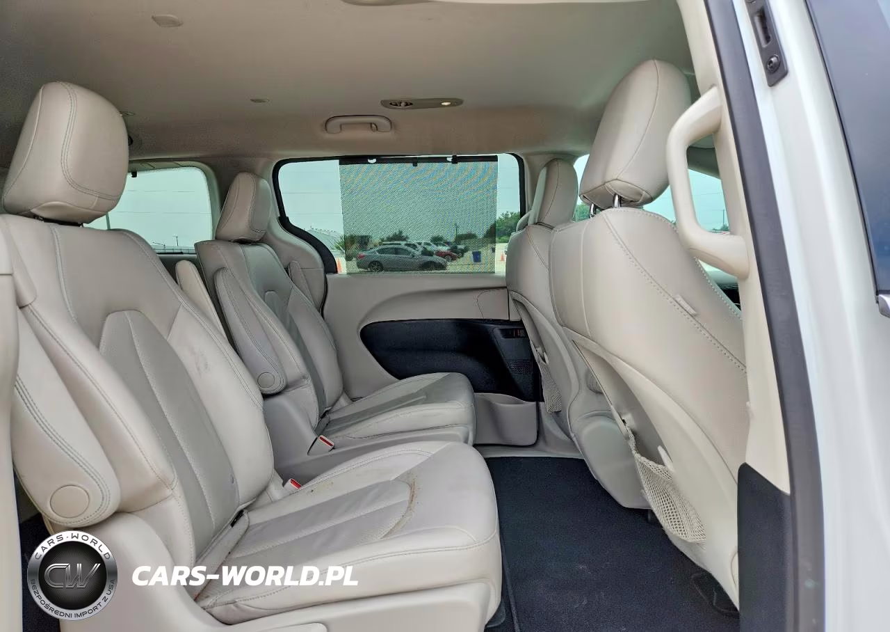 2018 Chrysler Pacifica Hybrid Touring L VIN:2C4RC1L70JR183646 - 11