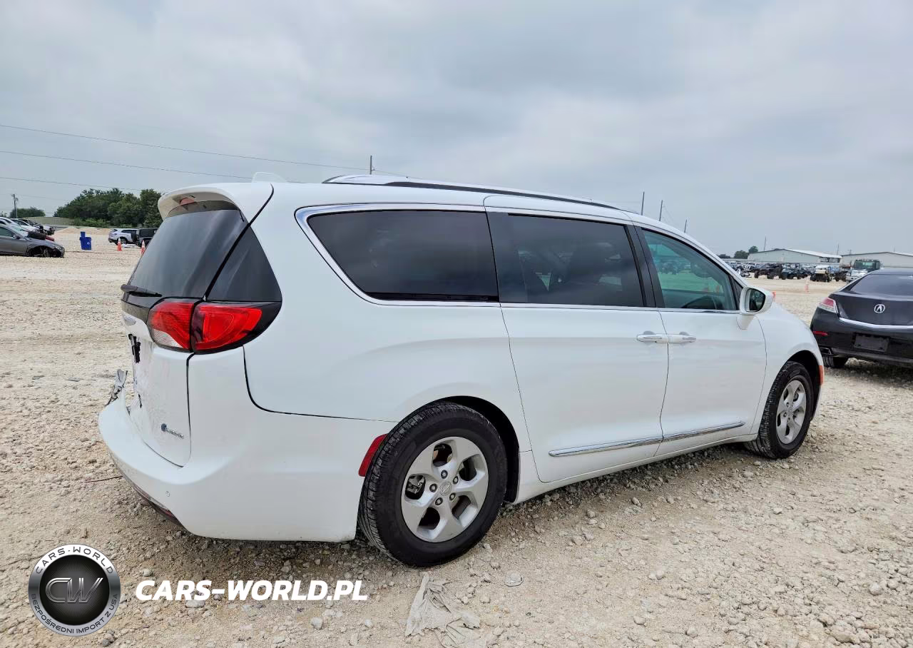2018 Chrysler Pacifica Hybrid Touring L VIN:2C4RC1L70JR183646 - 3