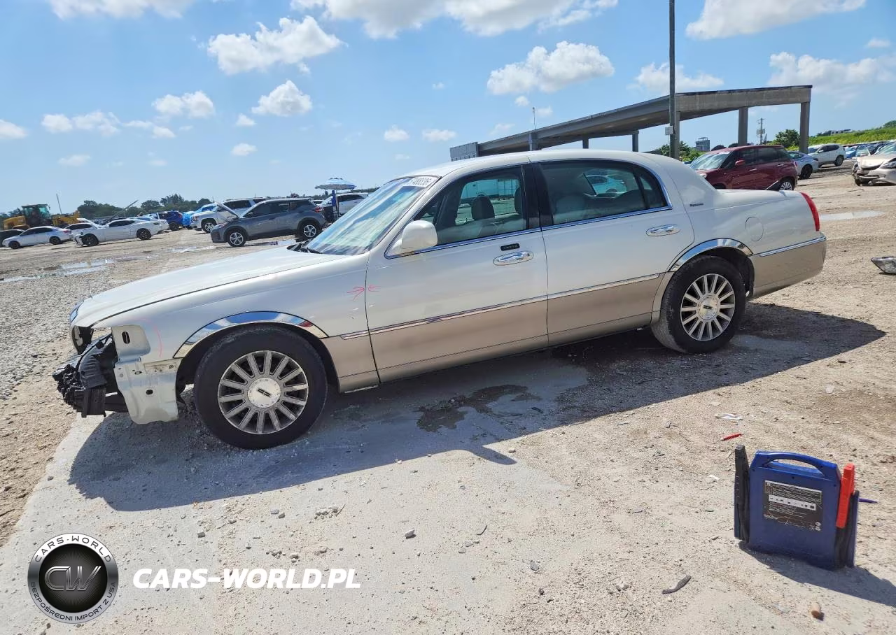2003 Lincoln Town Car Signature