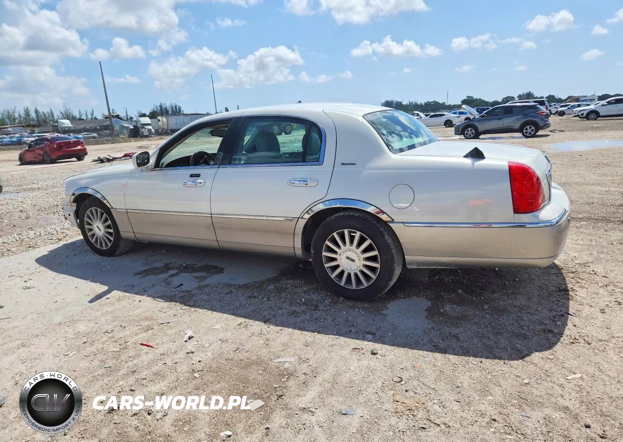 2003 Lincoln Town Car Signature VIN:1LNHM82W33Y656430 - 2