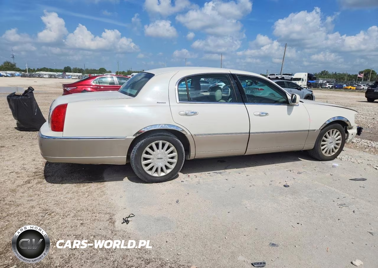 2003 Lincoln Town Car Signature VIN:1LNHM82W33Y656430 - 3