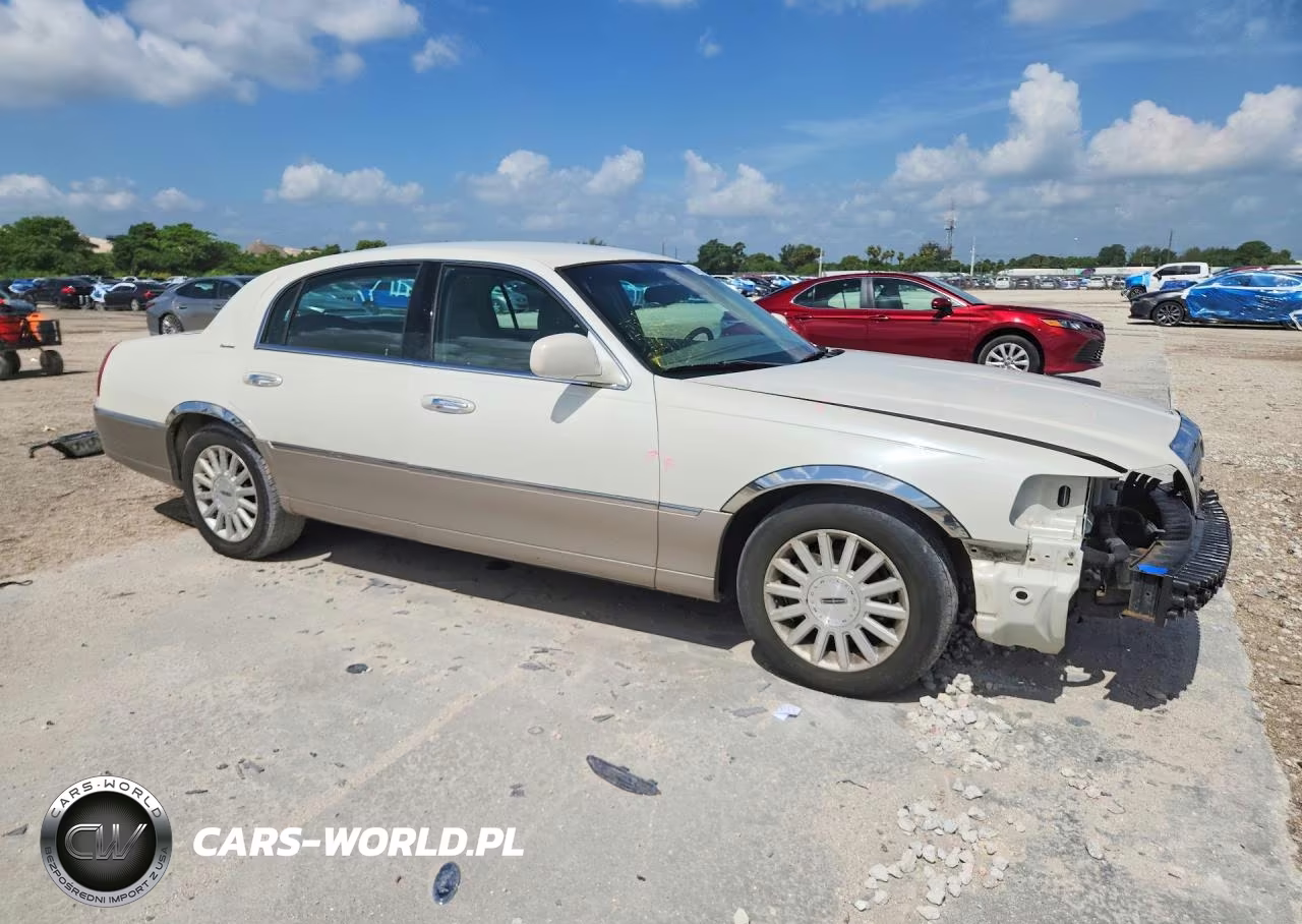 2003 Lincoln Town Car Signature VIN:1LNHM82W33Y656430 - 4