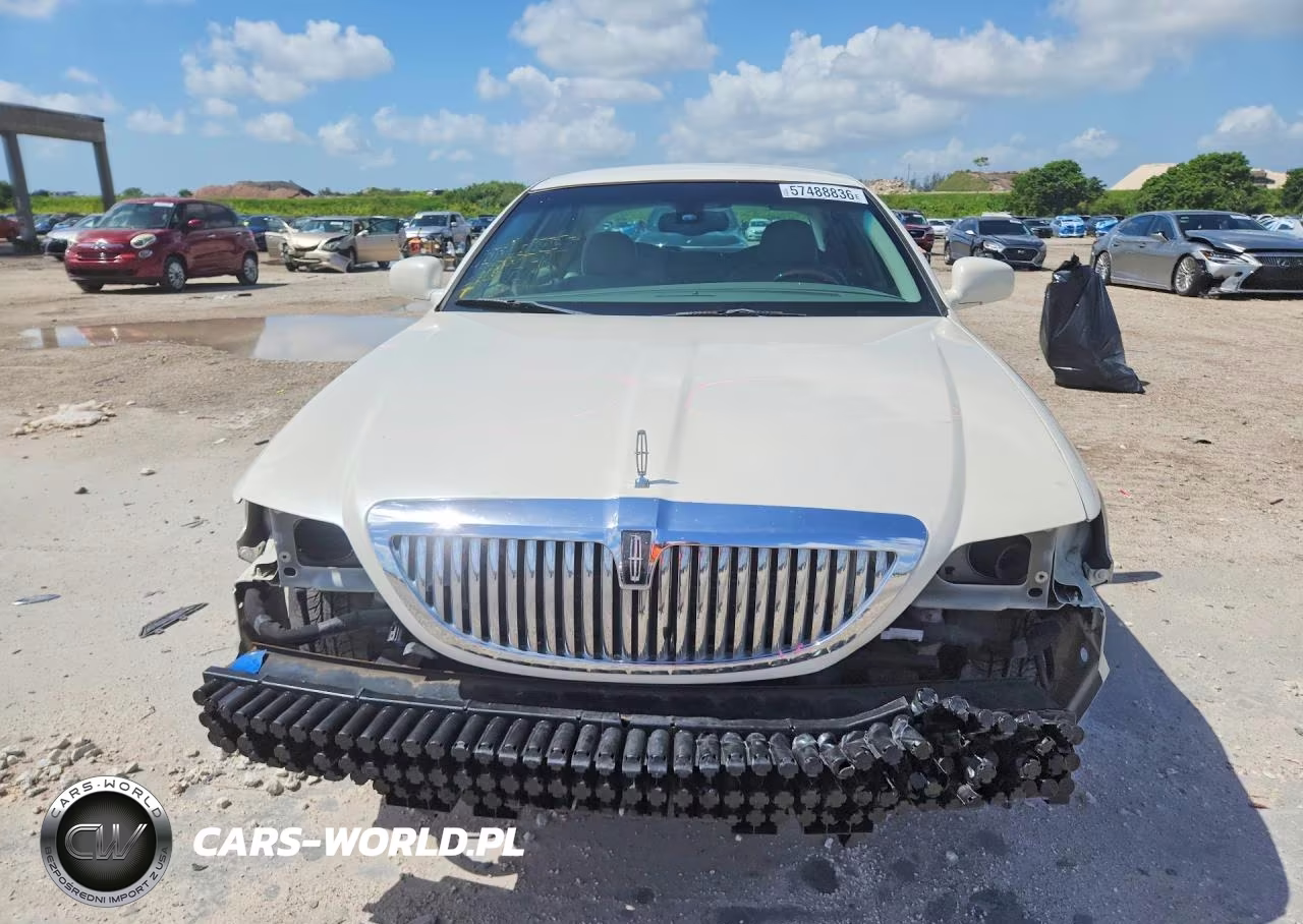 2003 Lincoln Town Car Signature VIN:1LNHM82W33Y656430 - 5