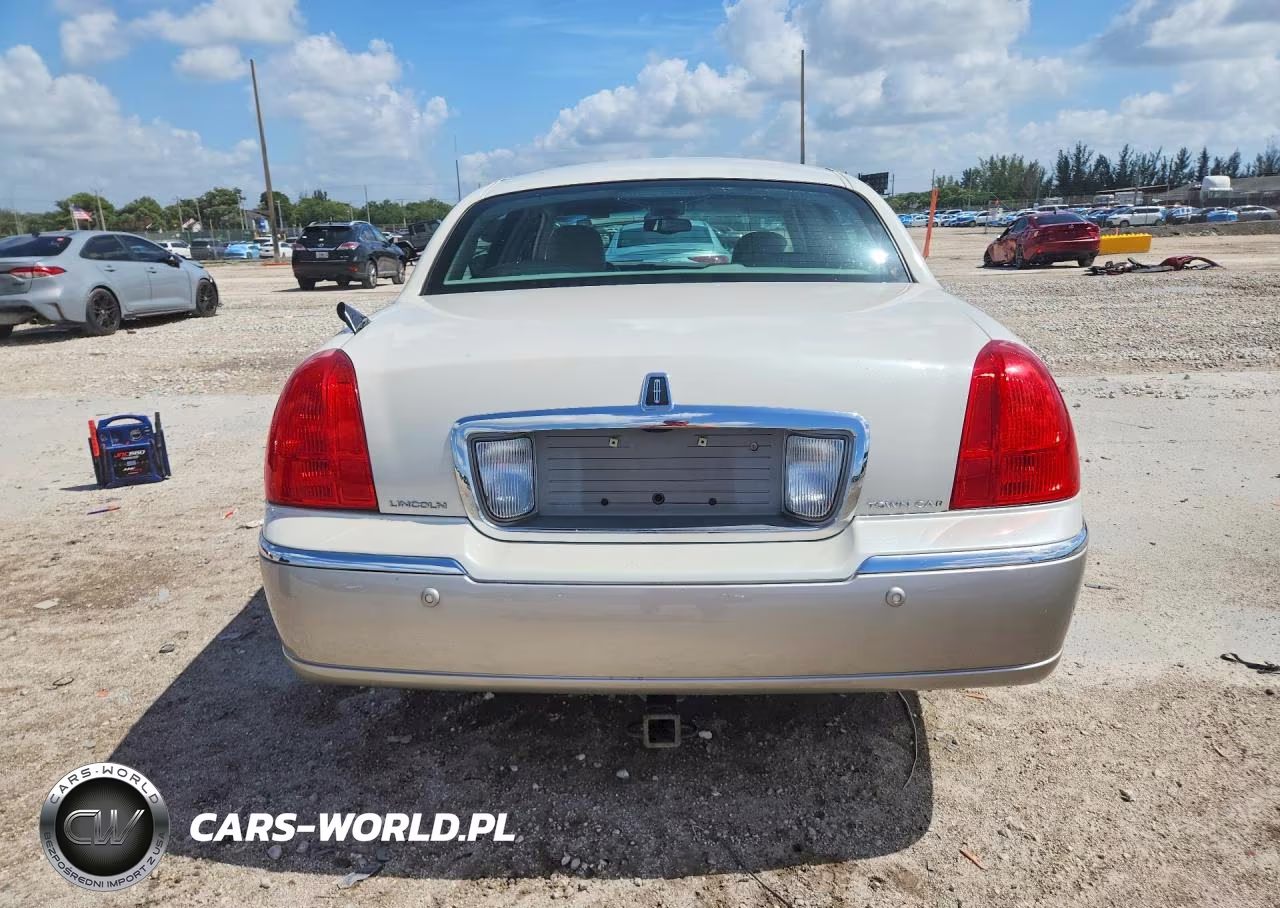 2003 Lincoln Town Car Signature VIN:1LNHM82W33Y656430 - 6