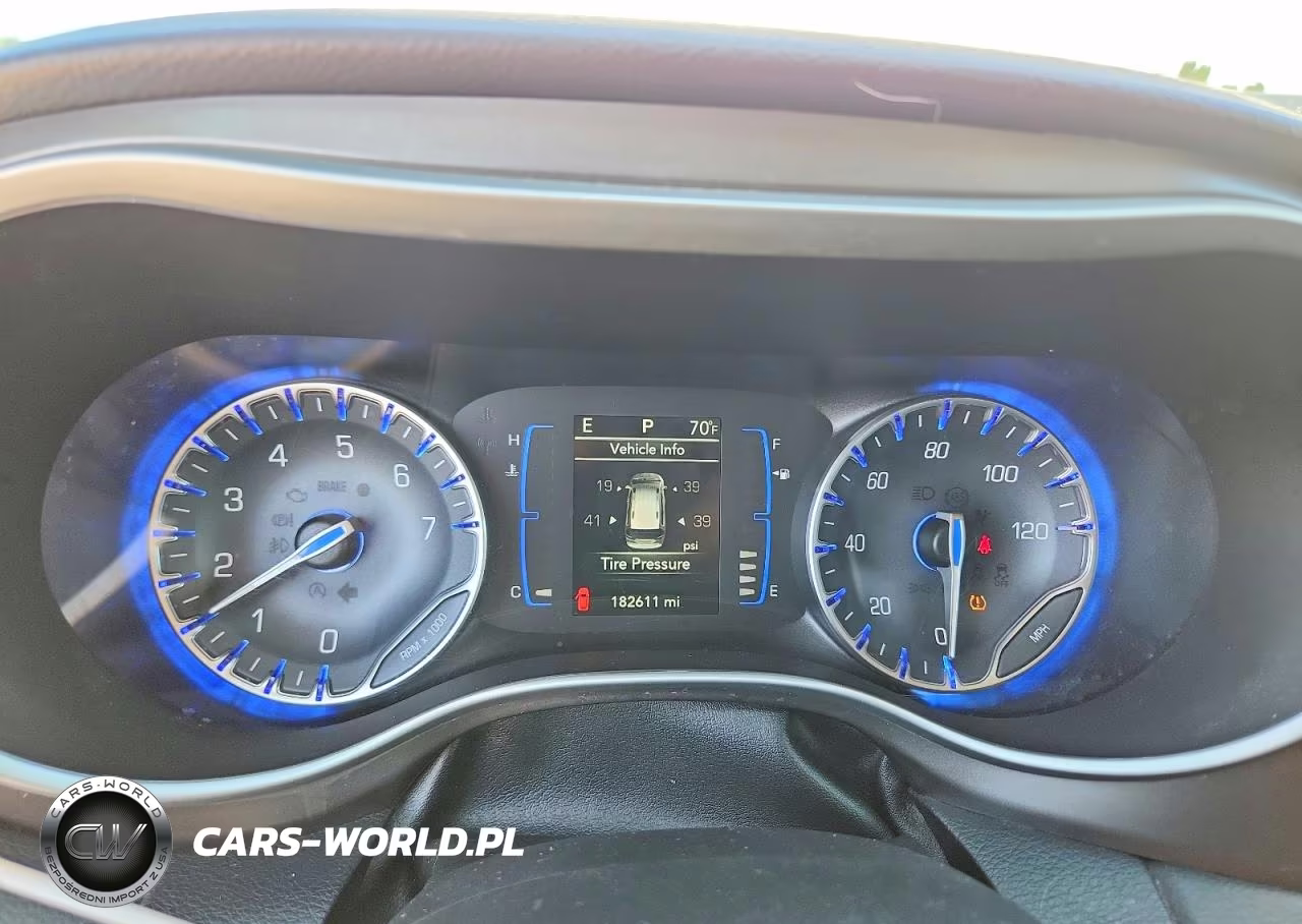 2020 Chrysler Pacifica Touring L VIN:2C4RC1BG1LR123587 - 9