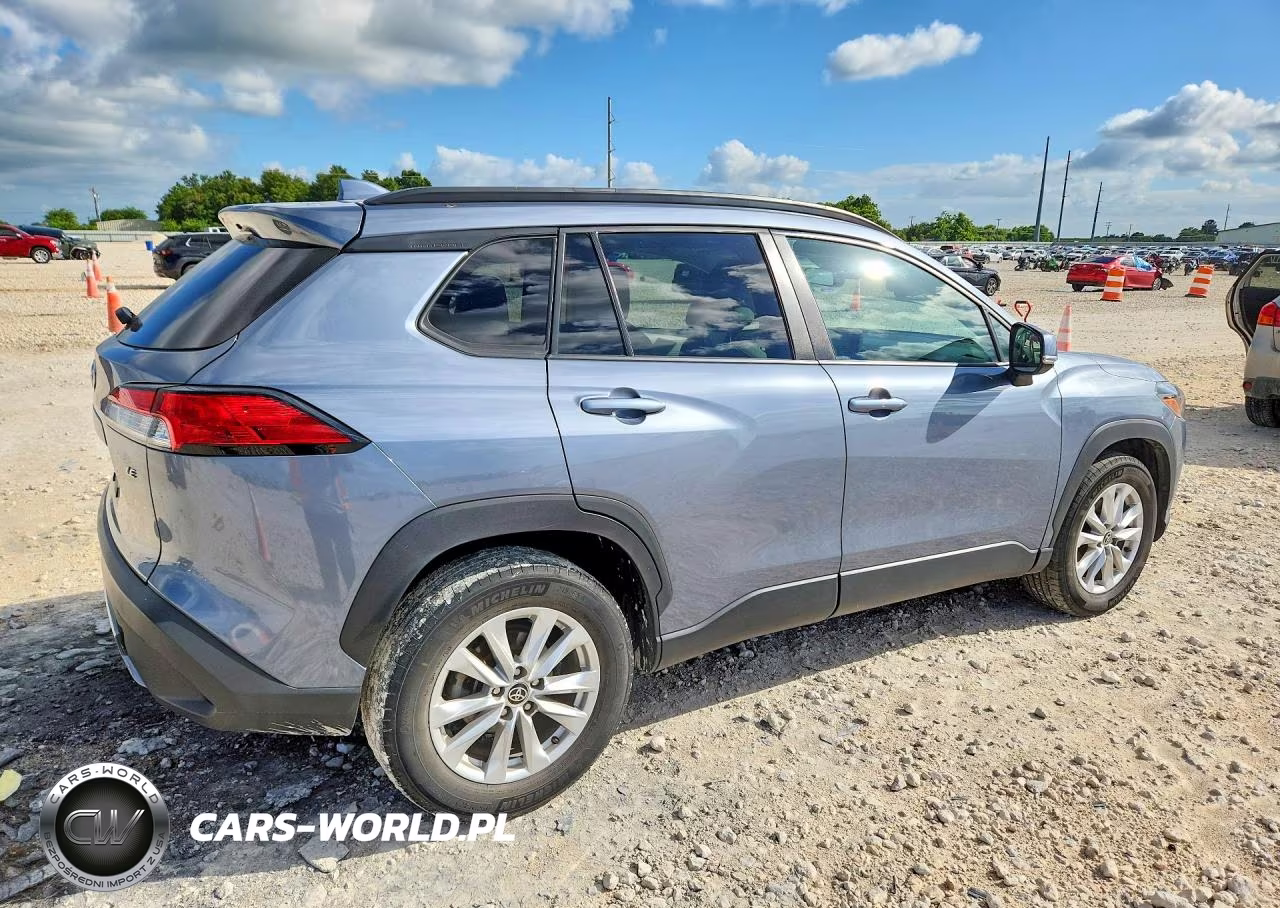 2022 Toyota Corolla Cross Le VIN:7MUCAAAGXNV032279 - 3