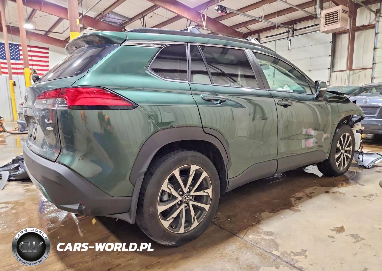 2022 Toyota Corolla Cross Xle VIN:7MUDAABG9NV039307 - 3