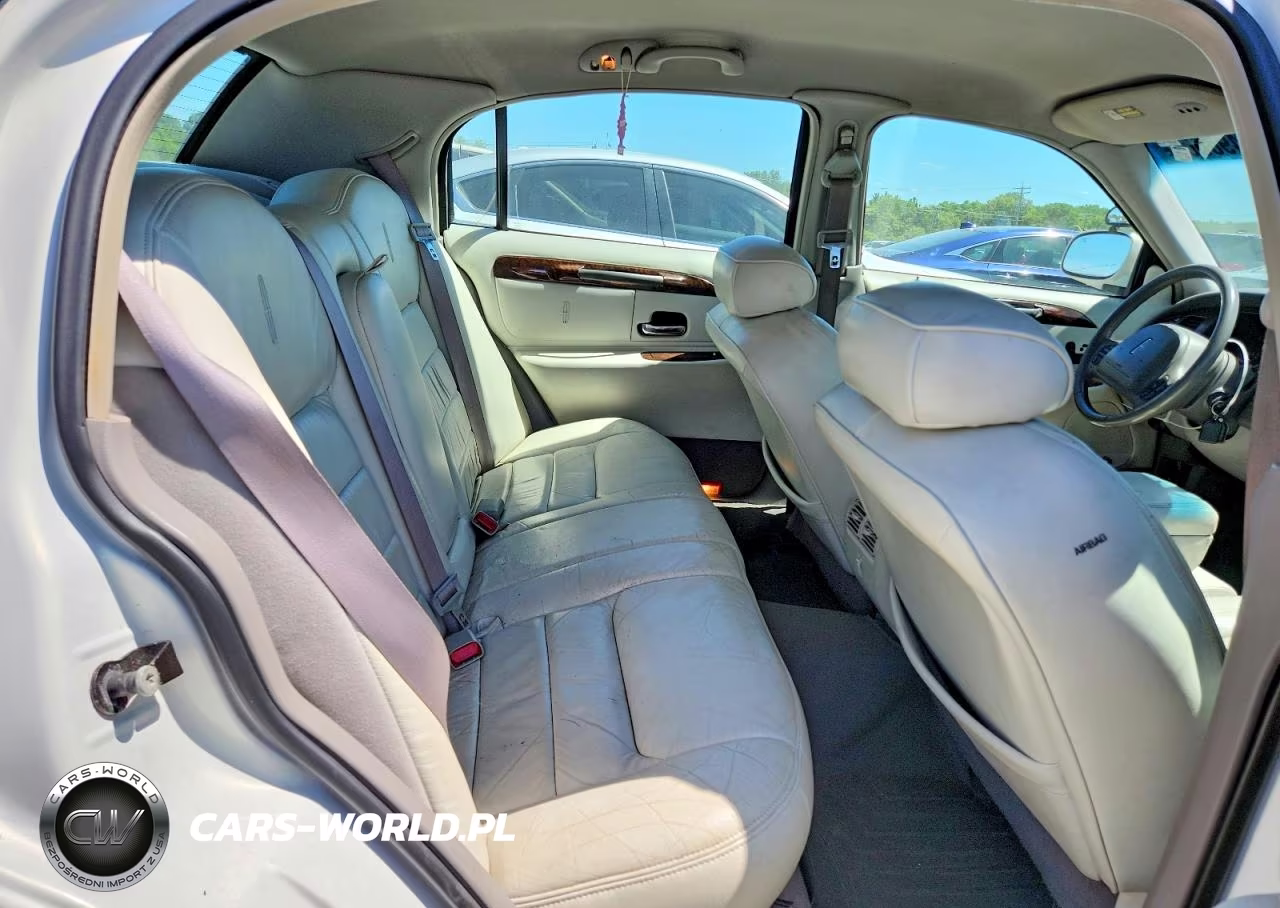 2000 Lincoln Town Car Signature VIN:1LNHM82W0YY825536 - 10