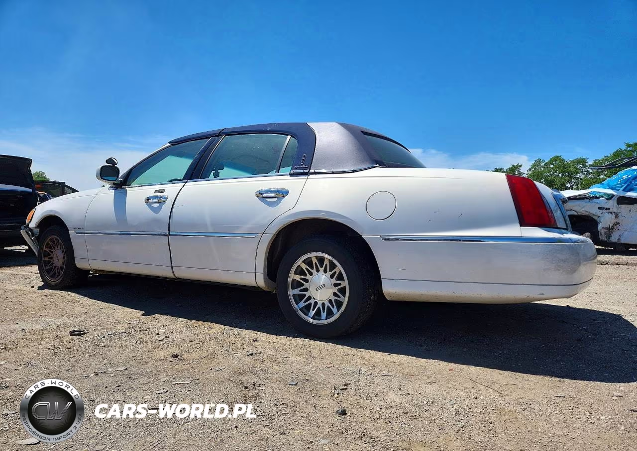 2000 Lincoln Town Car Signature VIN:1LNHM82W0YY825536 - 2