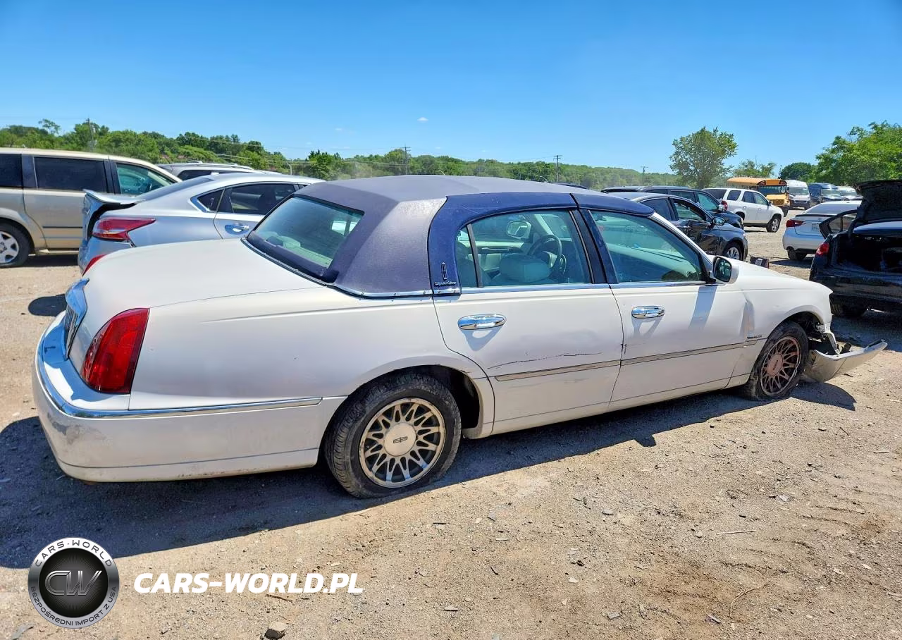 2000 Lincoln Town Car Signature VIN:1LNHM82W0YY825536 - 3