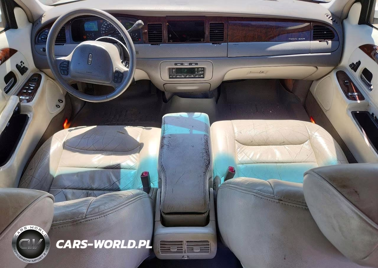 2000 Lincoln Town Car Signature VIN:1LNHM82W0YY825536 - 8