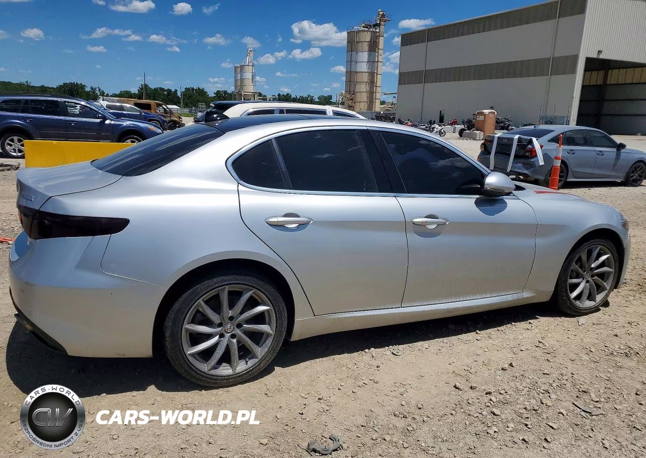 2017 Alfa Romeo Giulia Ti Q4 VIN:ZARFAEEN4H7554496 - 3