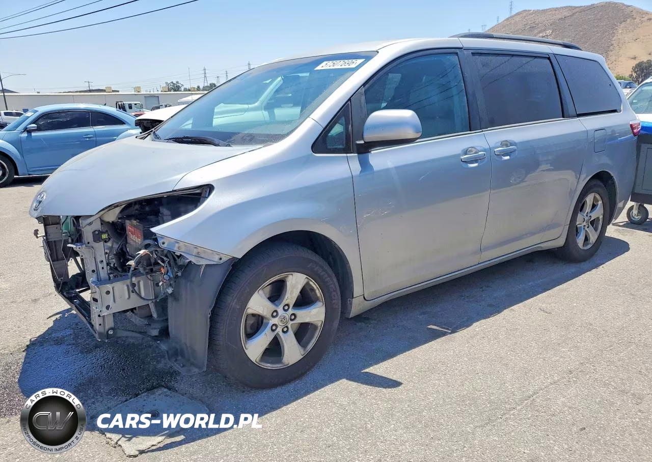 2015 Toyota Sienna Le – zdjęcie 1 z 14