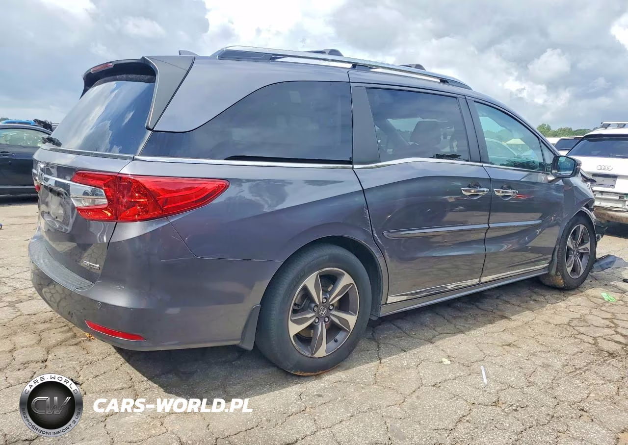 2018 Honda Odyssey Touring VIN:5FNRL6H82JB038389 - 3