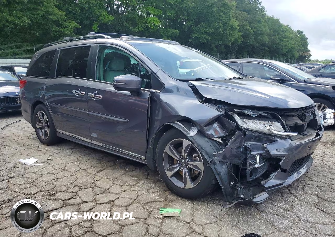 2018 Honda Odyssey Touring VIN:5FNRL6H82JB038389 - 4