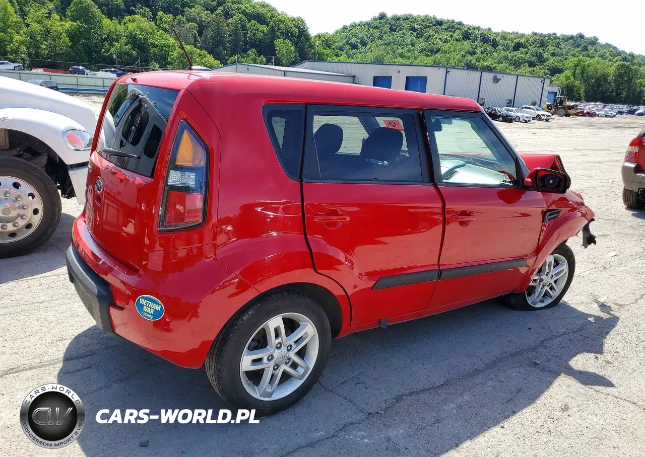 2011 Kia Soul + VIN:KNDJT2A23B7215146 - 3