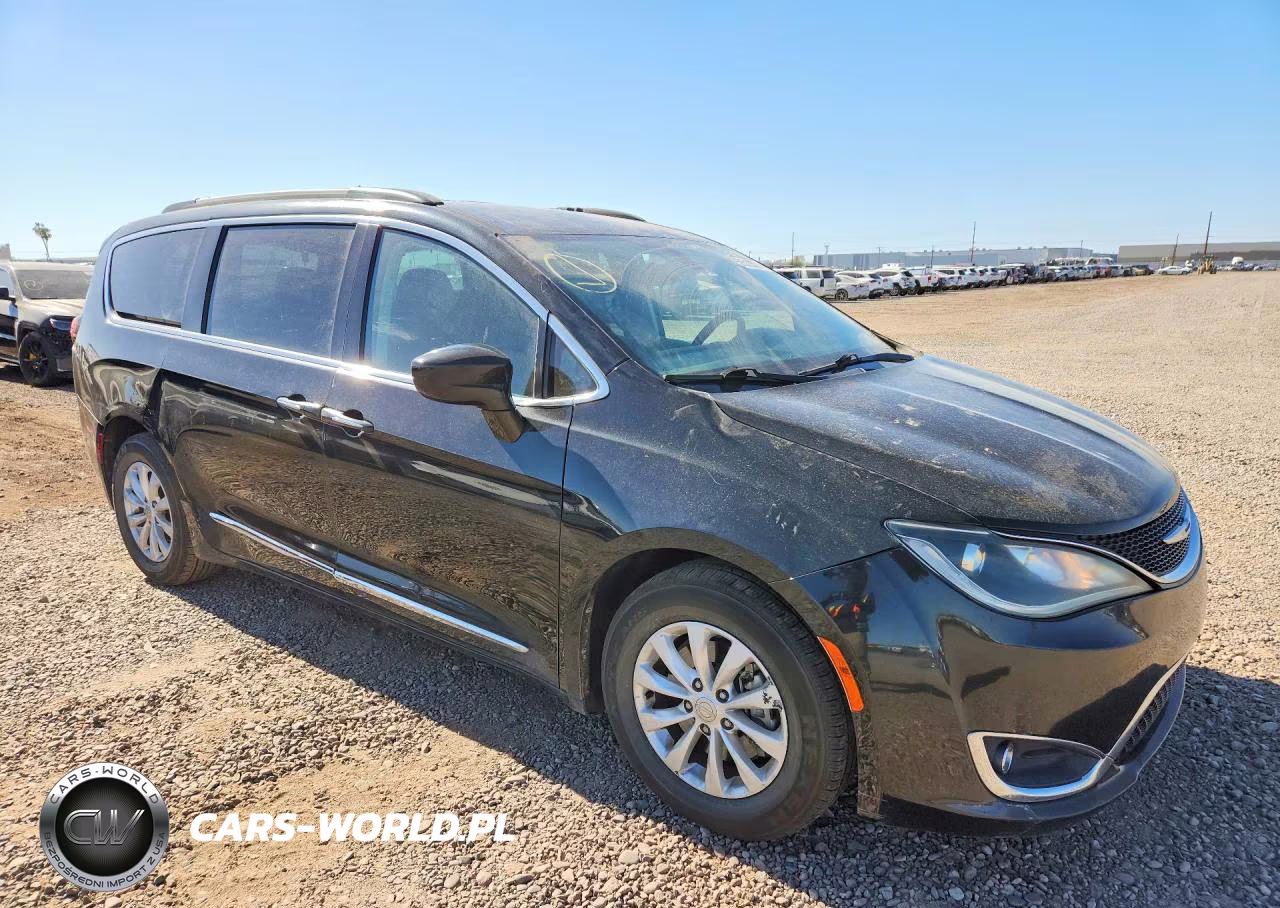 2017 Chrysler Pacifica Touring L VIN:2C4RC1BG0HR613297 - 4