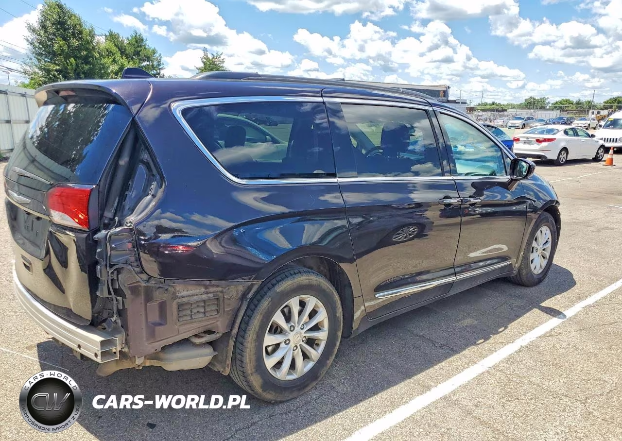 2017 Chrysler Pacifica Touring L VIN:2C4RC1BG0HR583900 - 3