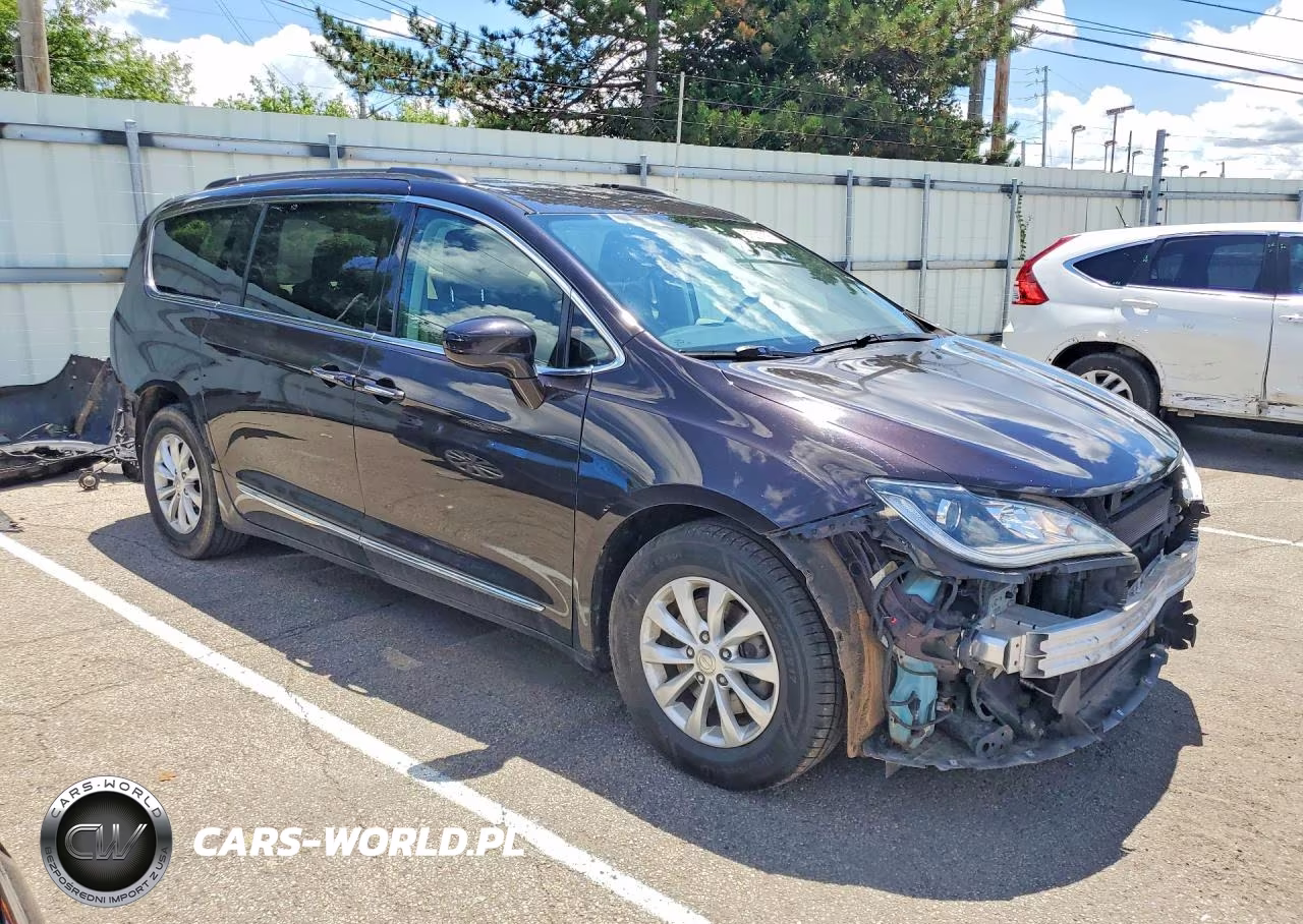 2017 Chrysler Pacifica Touring L VIN:2C4RC1BG0HR583900 - 4