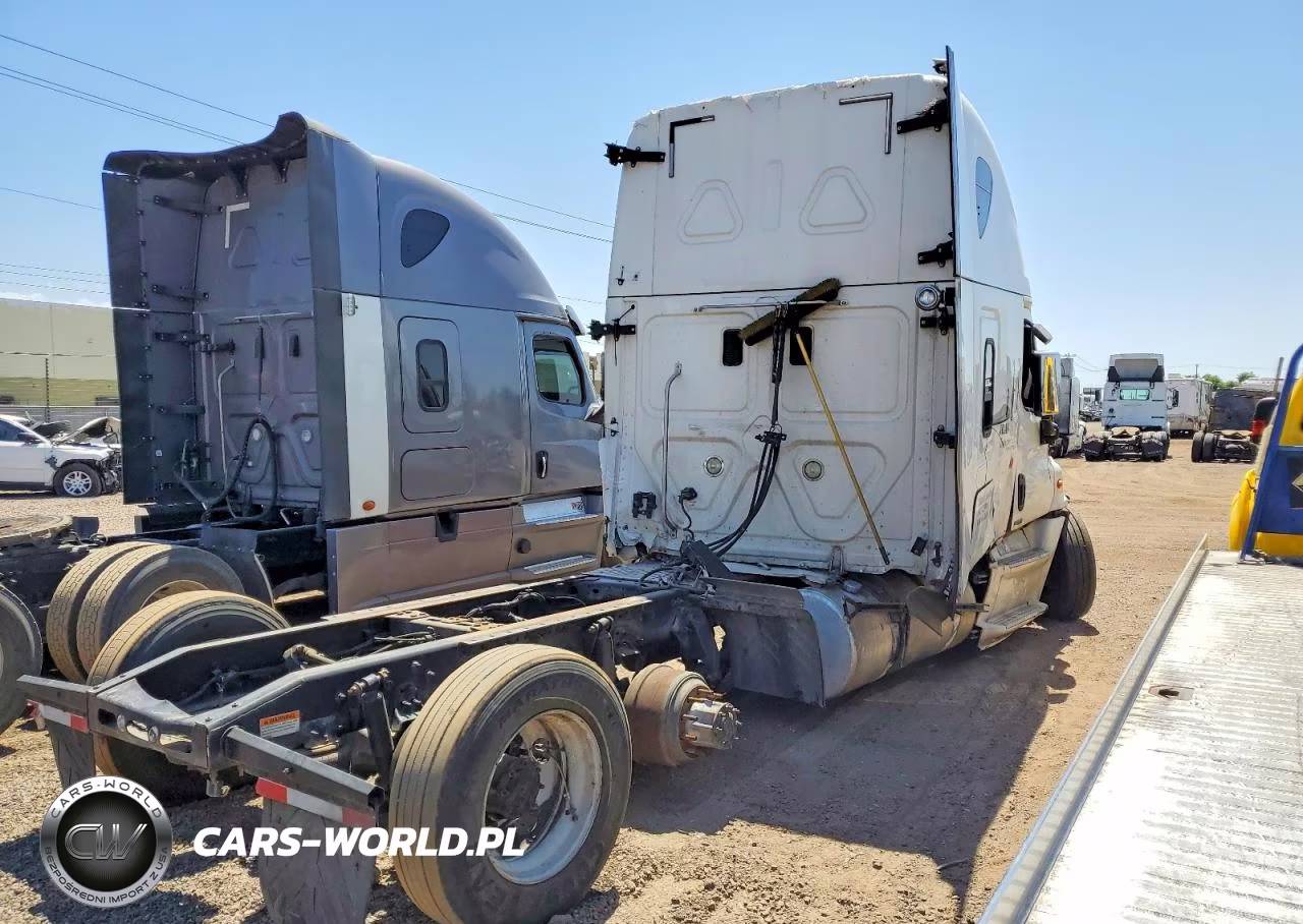 2015 Freightliner Cascadia 125 VIN:3AKJGLD52FSGJ2683 - 4