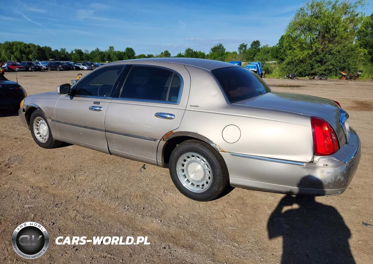 2001 Lincoln Town Car Executive VIN:1LNHM81W21Y633008 - 2
