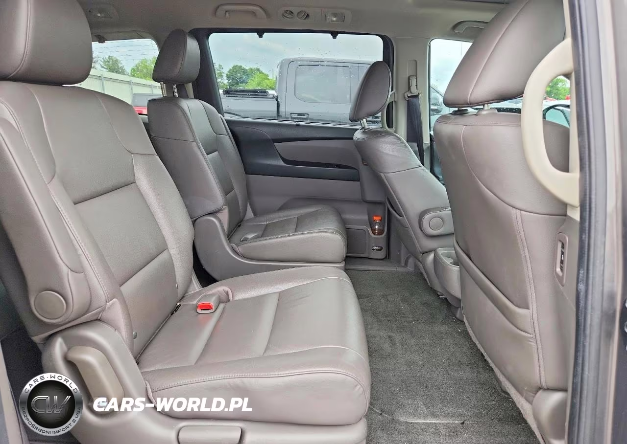 2015 Honda Odyssey Touring VIN:5FNRL5H98FB131072 - 11