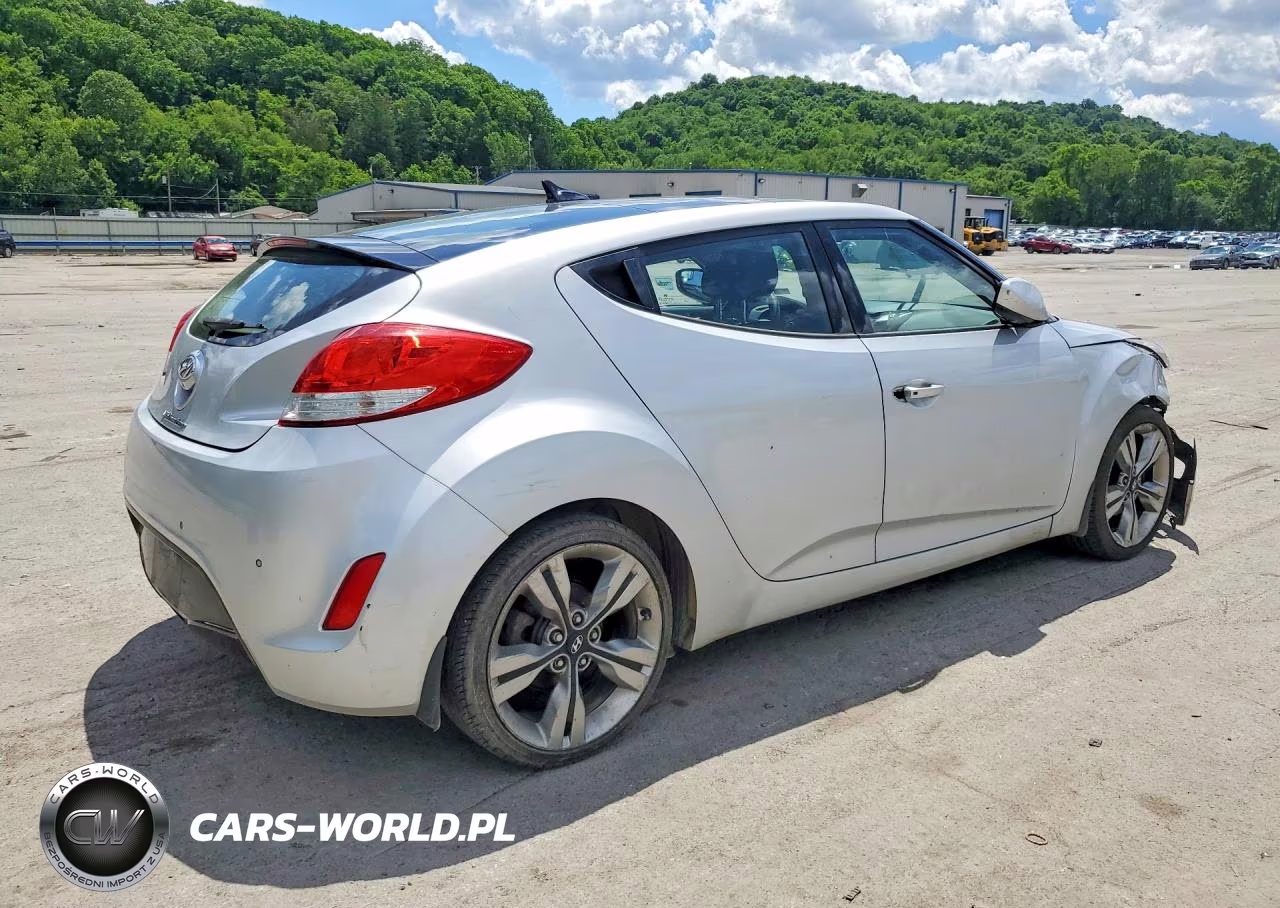 2015 Hyundai Veloster Base VIN:KMHTC6AD5FU232129 - 3