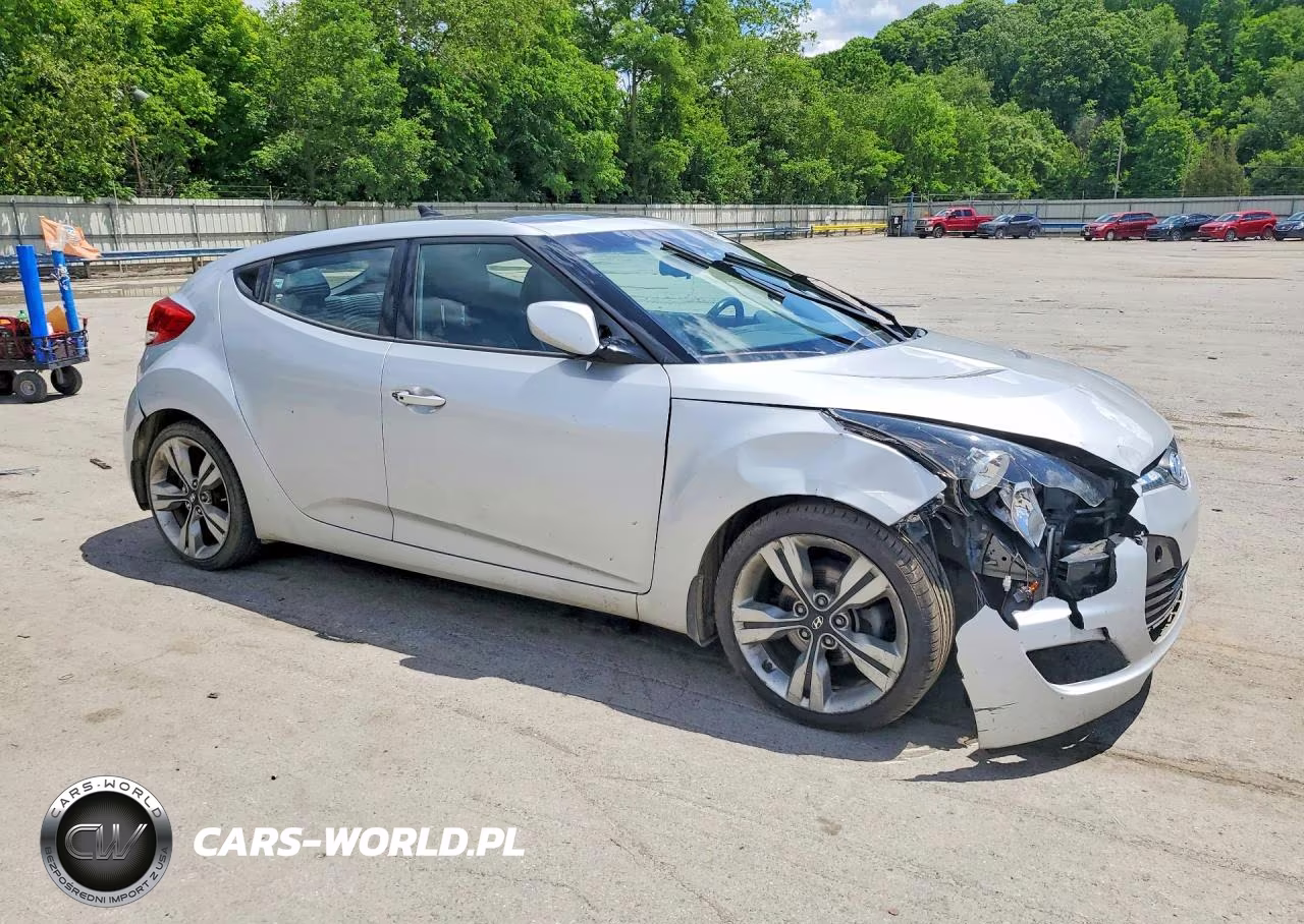 2015 Hyundai Veloster Base VIN:KMHTC6AD5FU232129 - 4