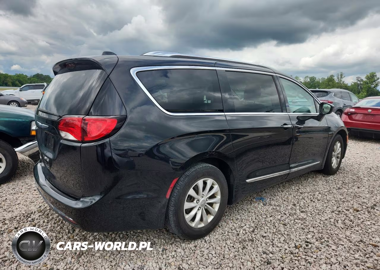 2018 Chrysler Pacifica Touring L VIN:2C4RC1BGXJR278023 - 3