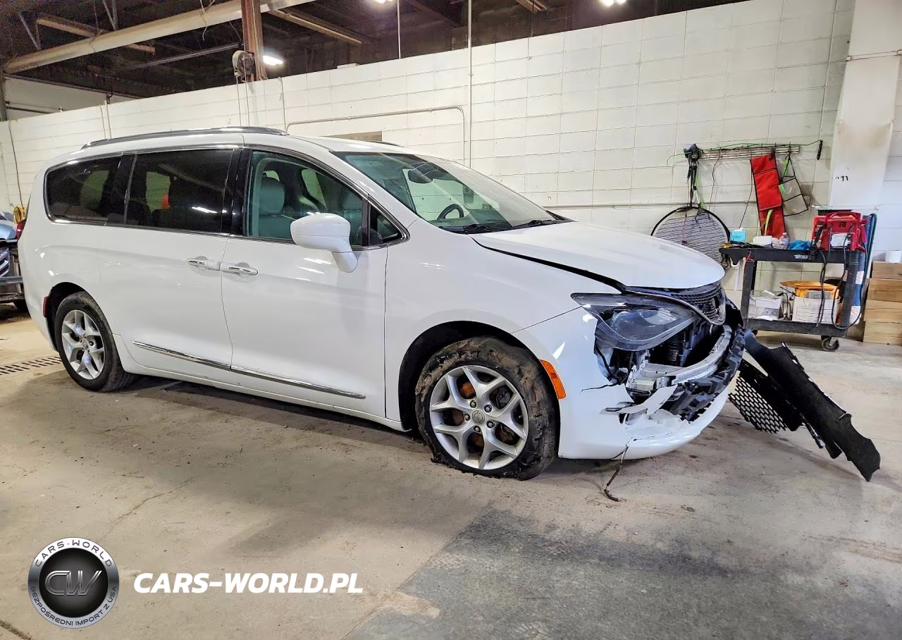 2017 Chrysler Pacifica Touring L Plus VIN:2C4RC1EG8HR550929 - 4