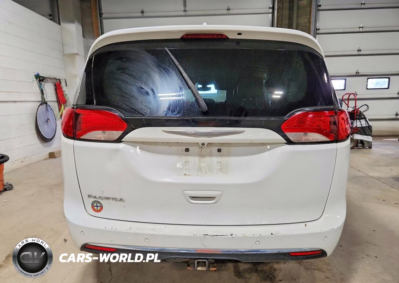 2017 Chrysler Pacifica Touring L Plus VIN:2C4RC1EG8HR550929 - 6