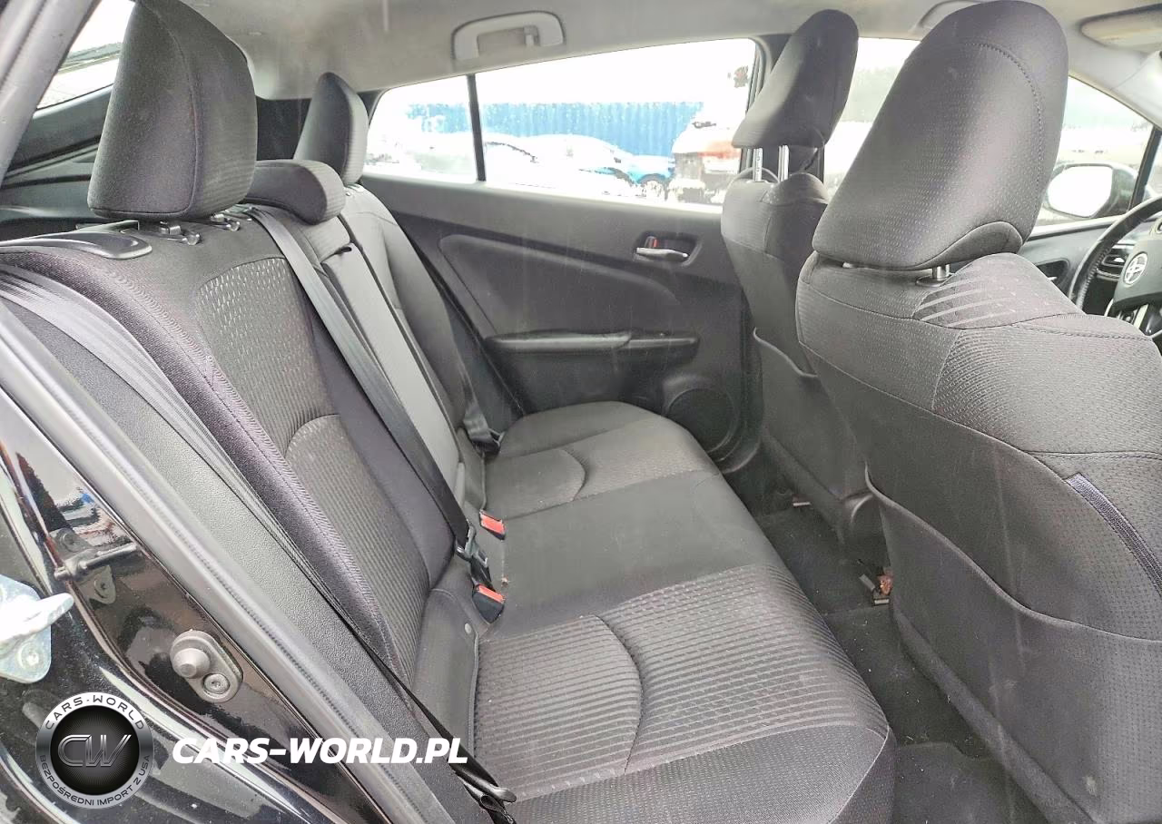 2018 Toyota Prius Three VIN:JTDKARFU3J3552208 - 10