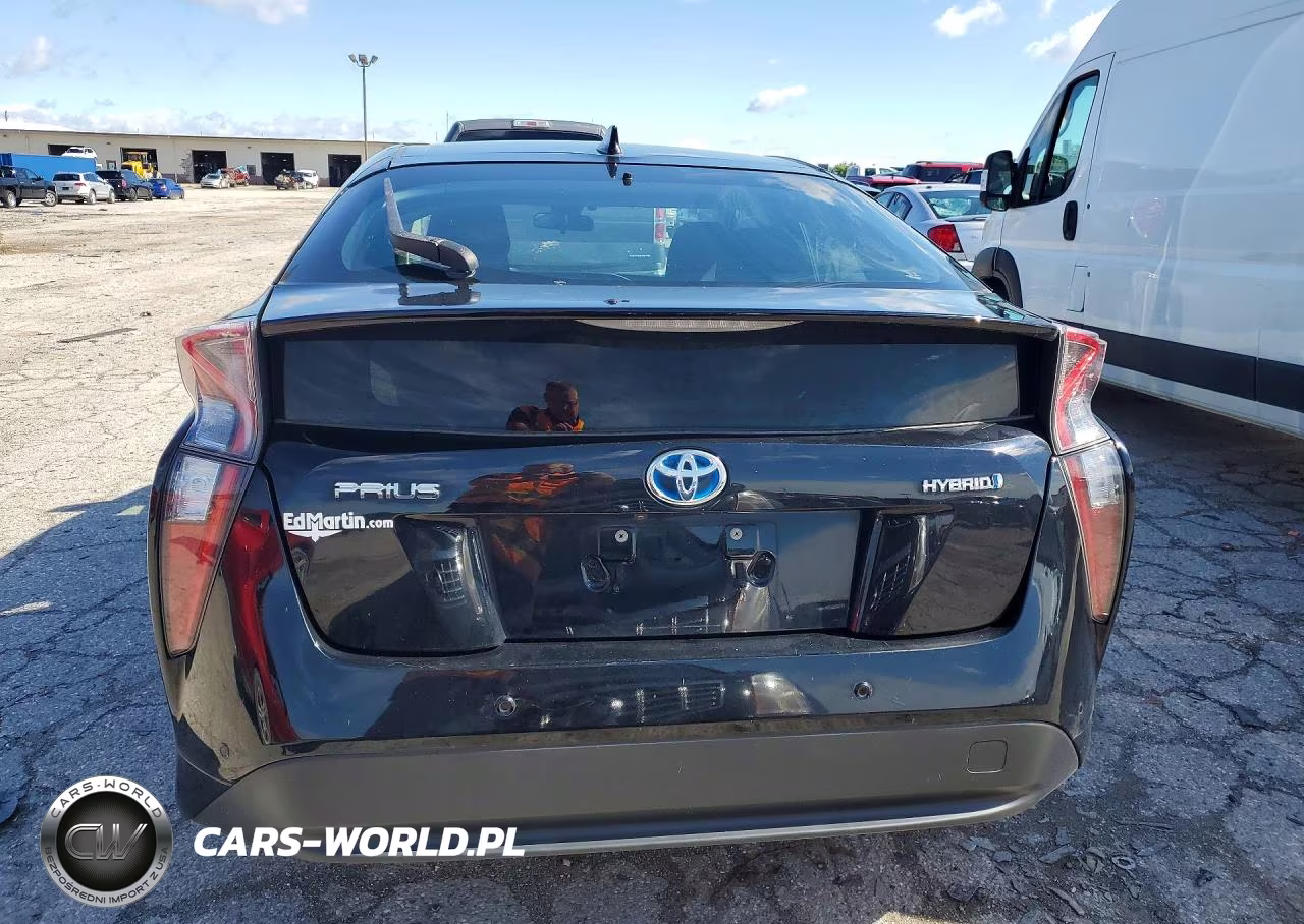 2018 Toyota Prius Three VIN:JTDKARFU3J3552208 - 6