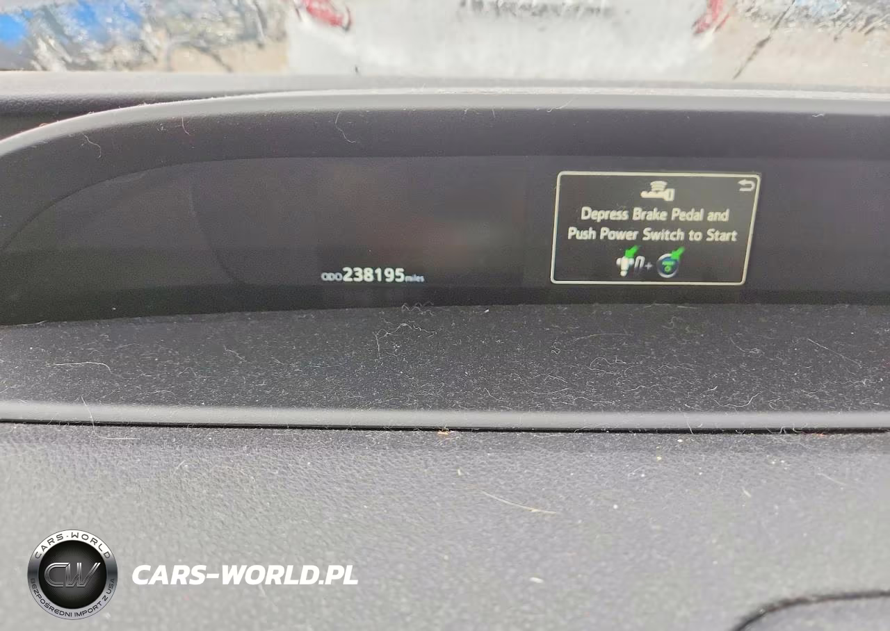 2018 Toyota Prius Three VIN:JTDKARFU3J3552208 - 9