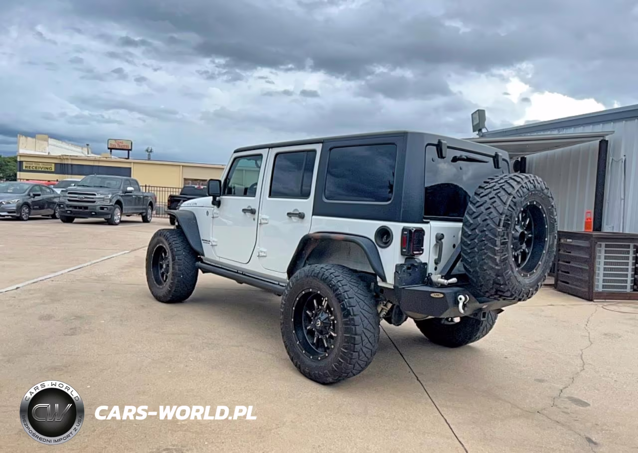 2015 Jeep Wrangler Unlimited Rubicon VIN:1C4BJWFG3FL530855 - 3
