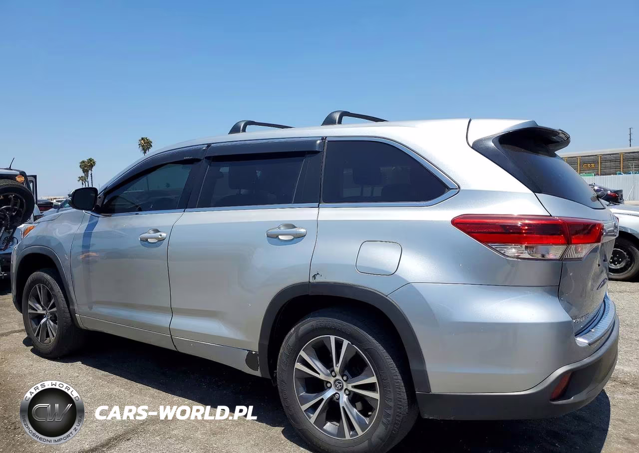 2018 Toyota Highlander Le VIN:5TDZARFH3JS041162 - 2