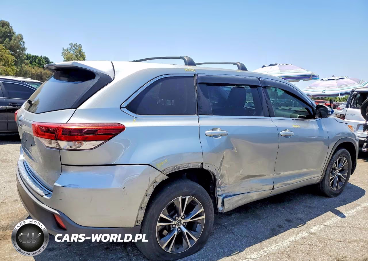 2018 Toyota Highlander Le VIN:5TDZARFH3JS041162 - 3