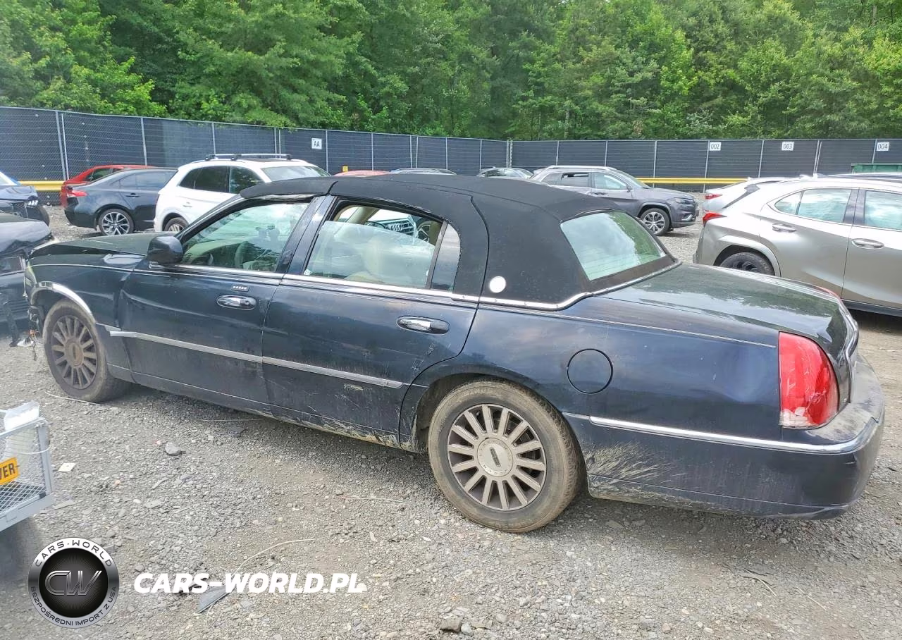 2003 Lincoln Town Car Executive VIN:1LNHM81W83Y683561 - 2