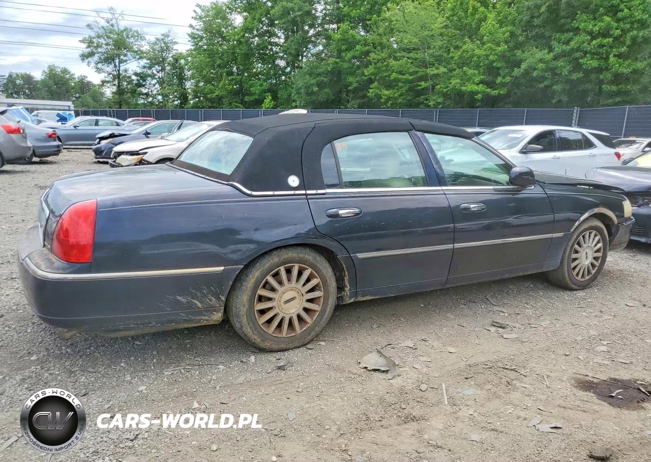 2003 Lincoln Town Car Executive VIN:1LNHM81W83Y683561 - 3