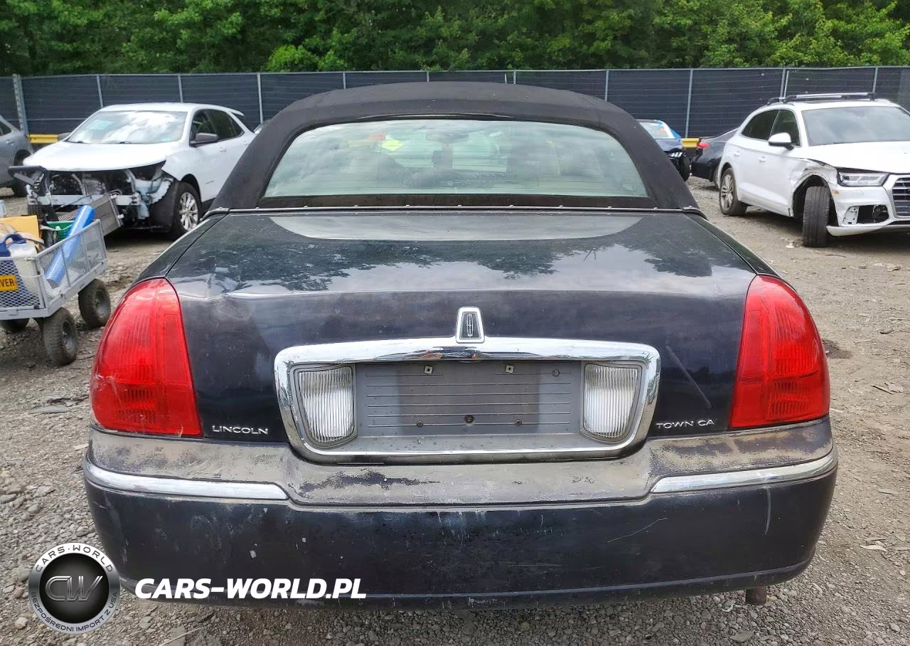 2003 Lincoln Town Car Executive VIN:1LNHM81W83Y683561 - 6