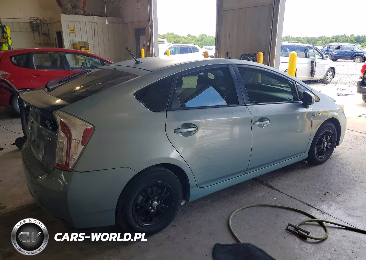 2015 Toyota Prius Two VIN:JTDKN3DU2F1963123 - 3