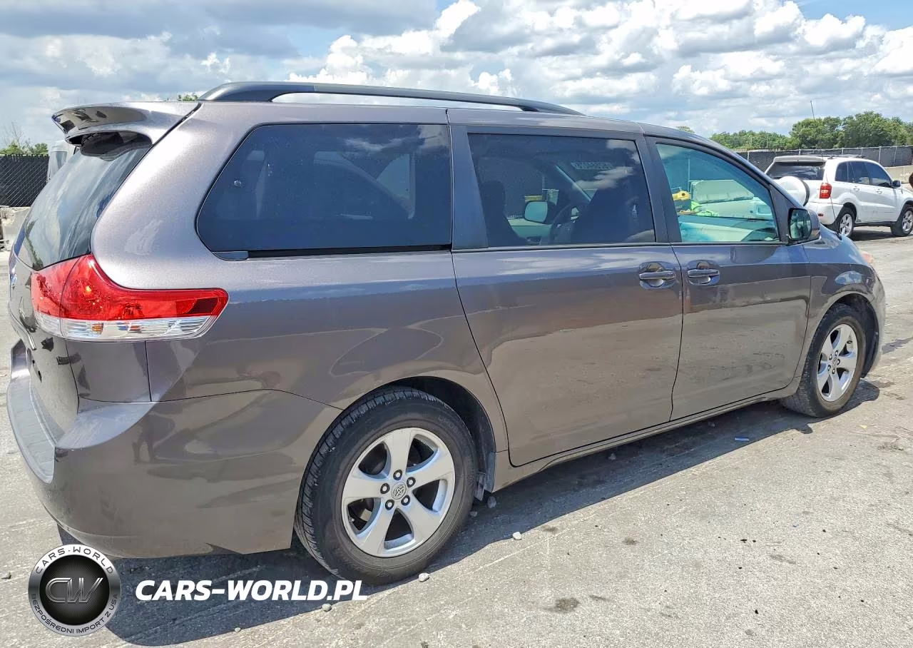 2014 Toyota Sienna Le VIN:5TDKK3DC7ES499473 - 3