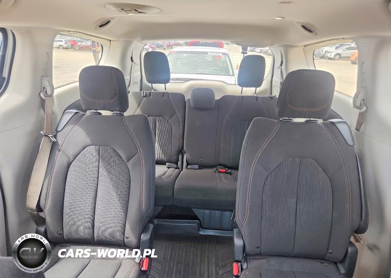 2018 Chrysler Pacifica Touring Plus VIN:2C4RC1FGXJR113180 - 10